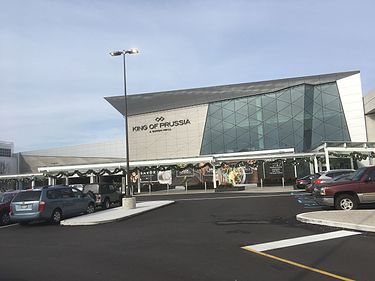 King_of_Prussia_Mall_entrance_between_Neiman_Marcus_and_Macy's